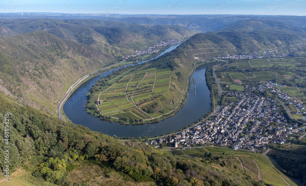 Drohnenfoto der Moselschleife bei Bremm, Rheinland-Pfalz, Deutschland
