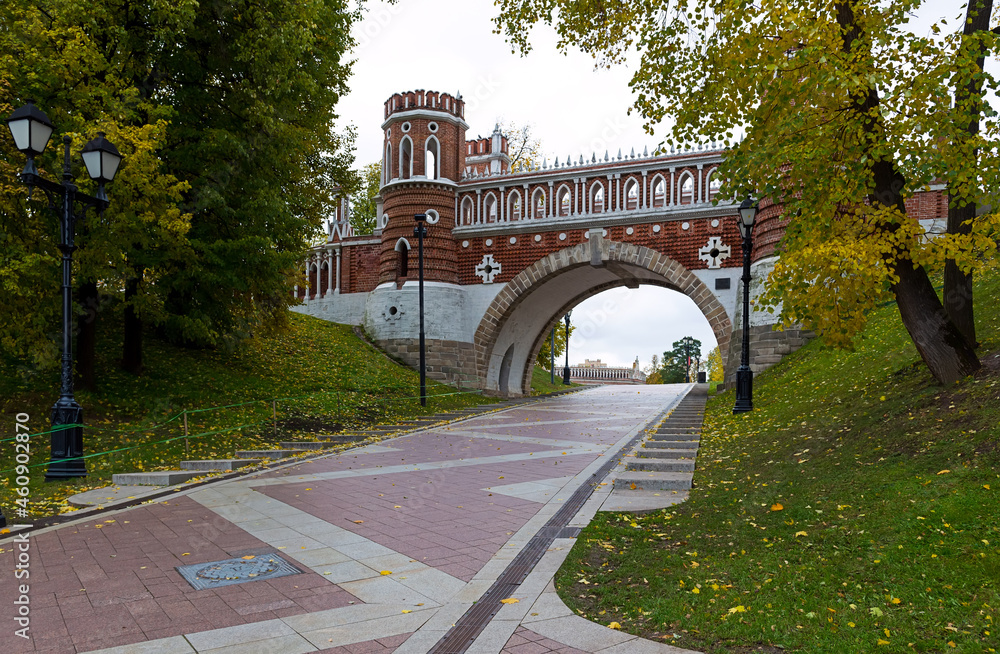Obraz premium The old gate of Tsaritsyno Palace and park in Moscow