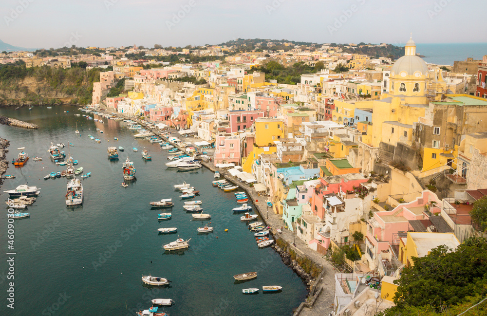 Connu pour son port coloré où chaque maison est peinte dans une teinte pastel différente, Corricella est un port de Procida dans les îles Phlégréennes au large de Naples, dans le sud de l’Italie. 