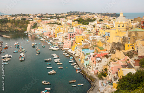 Fototapeta Naklejka Na Ścianę i Meble -  Connu pour son port coloré où chaque maison est peinte dans une teinte pastel différente, Corricella est un port de Procida dans les îles Phlégréennes au large de Naples, dans le sud de l’Italie. 