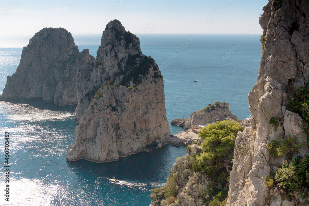 paysage de côte rocheuse et de mer Méditerranée sur l'île de Capri en Italie