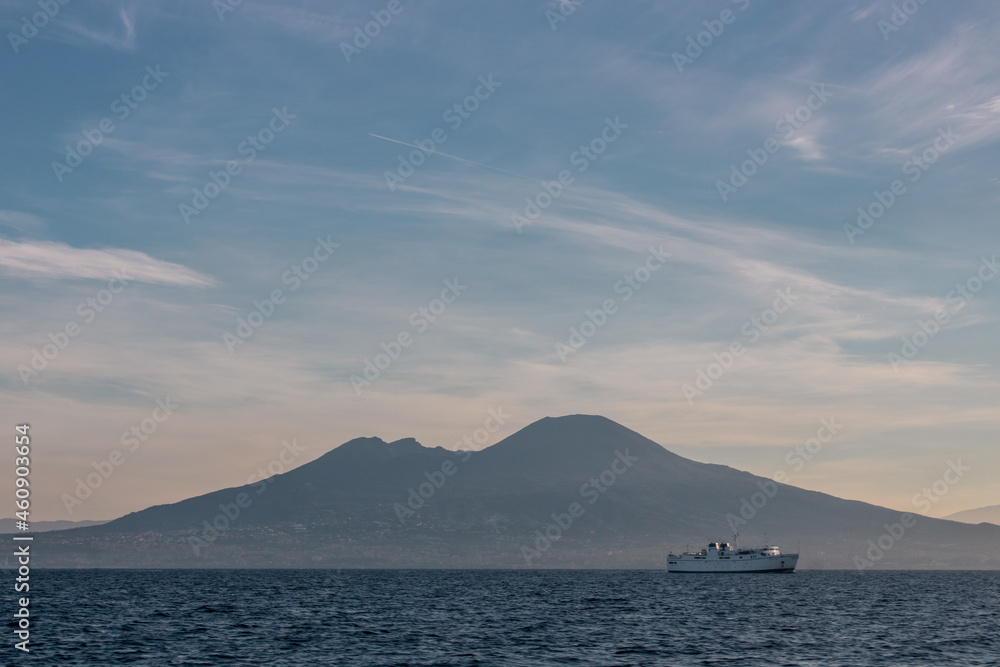 paquebot sur la mer Méditerranée devant le volcan Vésuve en Italie