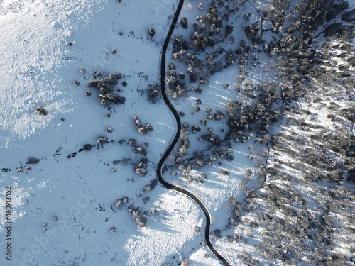 Vista aérea de carretera cubierta por la nieve