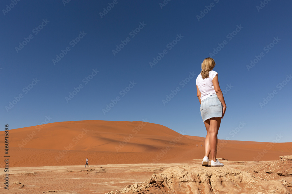 Mujer joven en el desierto de Sossusvlei en Namibia.