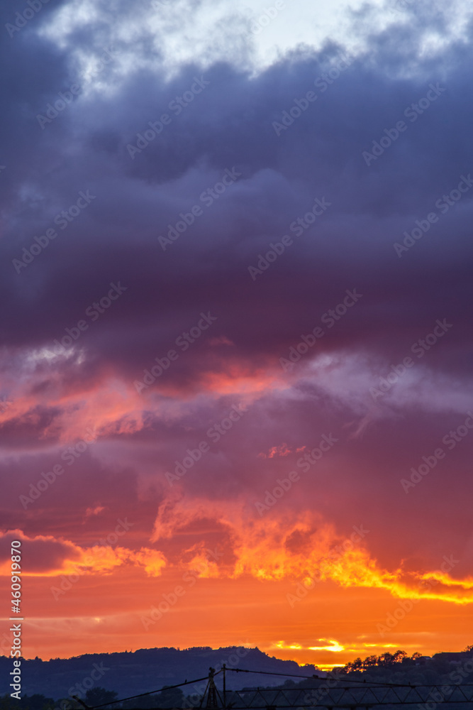 Allassac (Corrèze, France) - Ciel tourmenté au coucher du soleil
