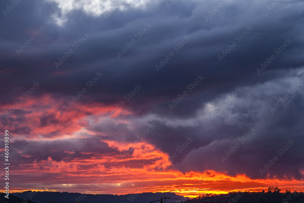 Allassac (Corrèze, France) - Ciel tourmenté au coucher du soleil
