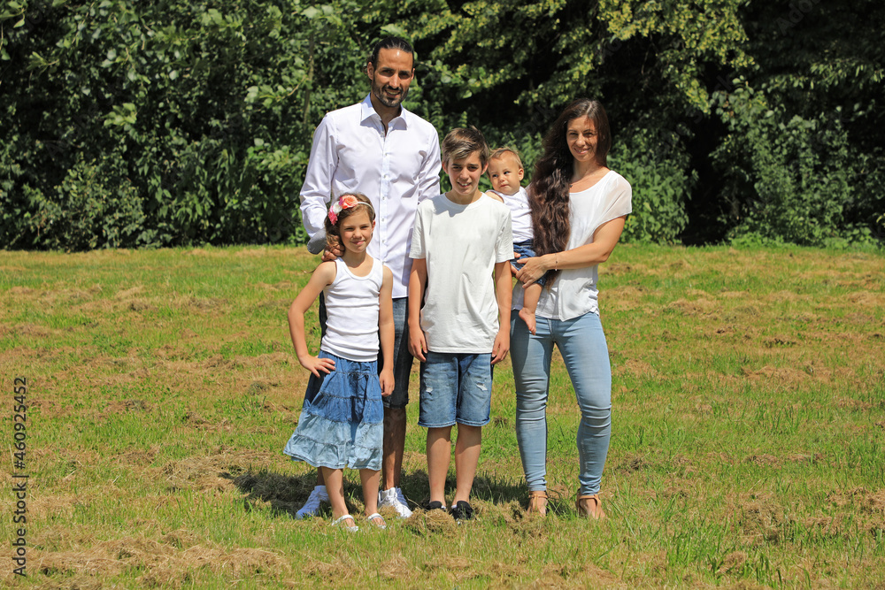 Obraz premium Glückliche Familie in der Natur