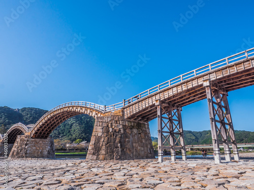 日中の木造アーチ錦帯橋_01