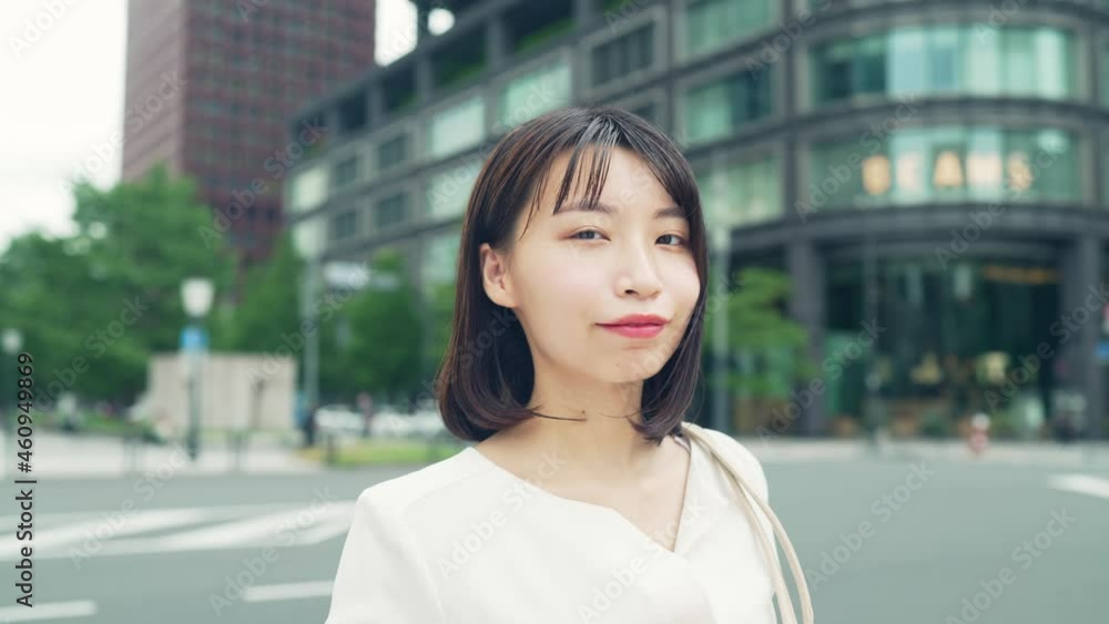 笑顔で街に立つ女性 笑顔で街に立つ女性