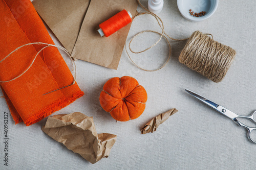 Obraz na plátně Step-by-step tutorial: decorative pumpkin made of orange dyed fabric for Halloween