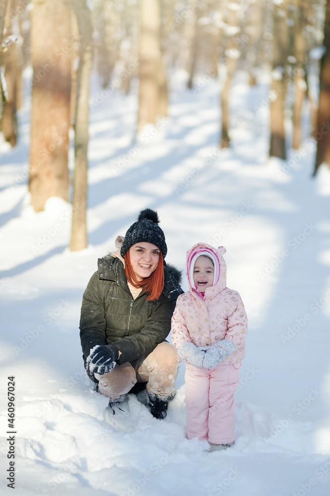 Obraz premium Family fun in winter park theme