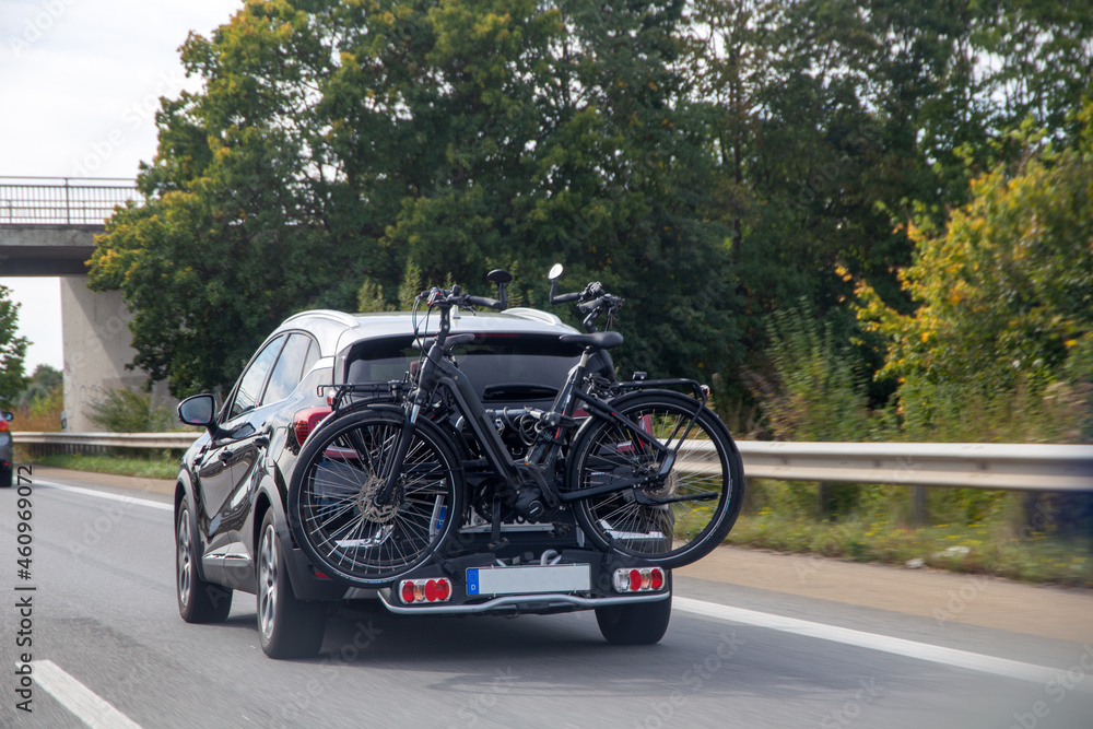 PKW auf der Autobahn transportiert Fahrräder auf dem Heckträger PKW auf der Autobahn transportiert Fahrräder auf dem Heckträger