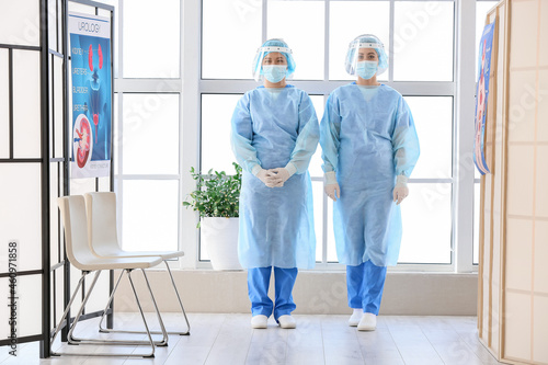 Female Asian surgeons in ha...