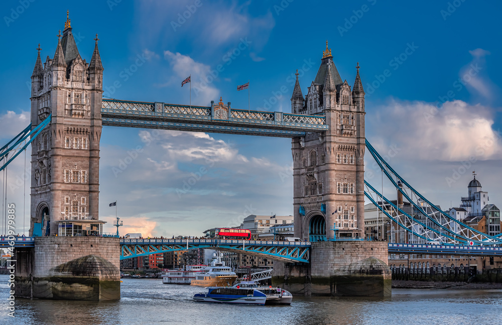 Obraz premium Tower Bridge of London on a cloudy autumn afternoon