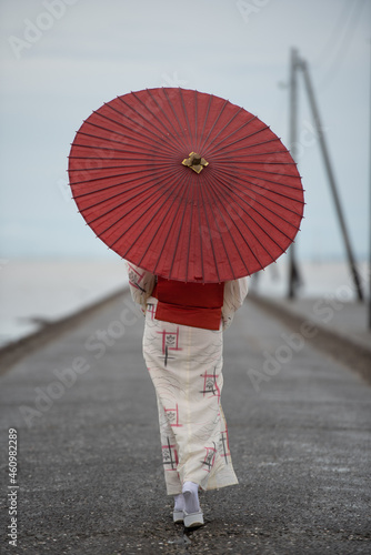 和傘をさして歩いている着物を着た女性