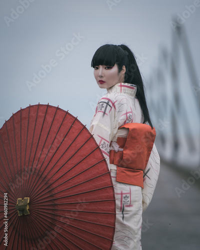 和傘を持って振り向く着物を着た日本人女性