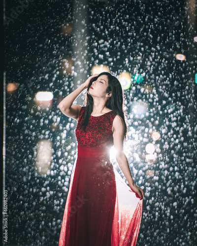 雨に濡れる日本人女性