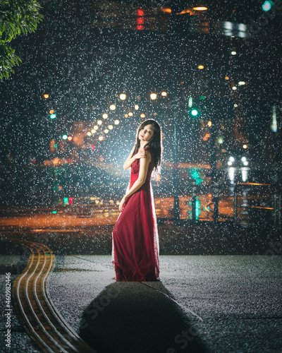 雨に濡れる赤いドレスを着た女性