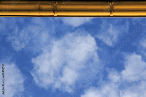 Dachrinne und Himmel
