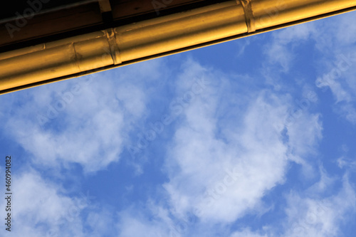 Dachrinne und Himmel
