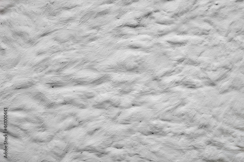 Białe tło z wgłębieniami. Ściana pokryta farbą z widoczną fakturą
