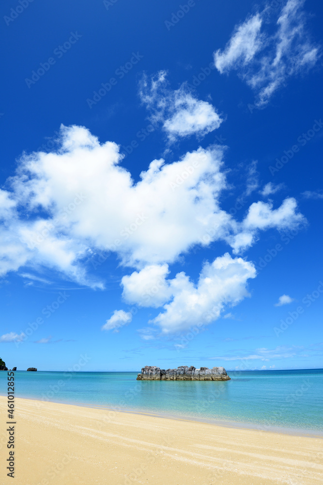 沖縄の綺麗な海と雲