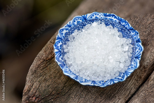 Bilde på lerret Saccharin or sweetener crystals on an old wood background