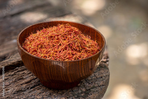Canvas-taulu Dried safflower, petals on nature background.