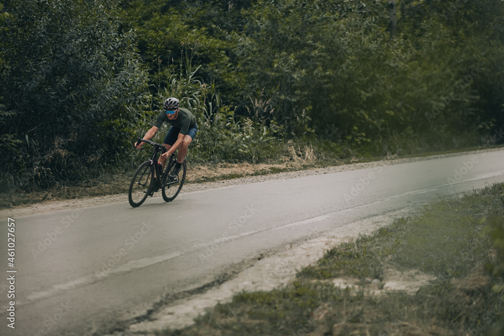 Naklejka premium Cyclist in helmet and glasses having training outdoors