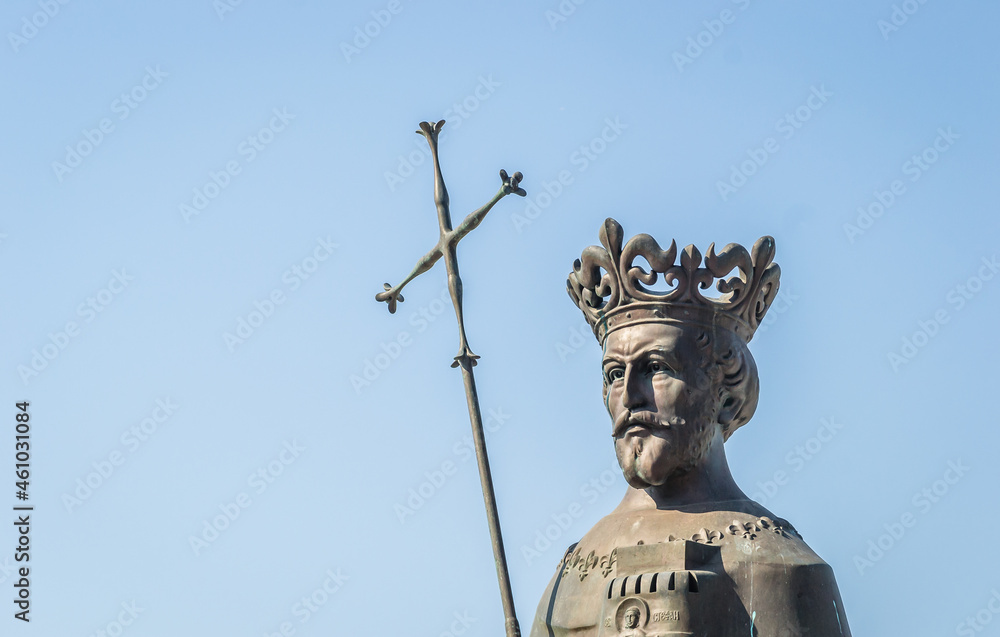 Obraz premium Herceg Novi, Montenegro - August 23, 2021: Bronze monument to the city's founder Tvrtko Kotromanic in Herceg Novi. King Tvrtkos Monument, founder of Herceg Novi, Montenegro