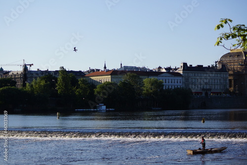 チェコ・プラハのモルダウ川と男性