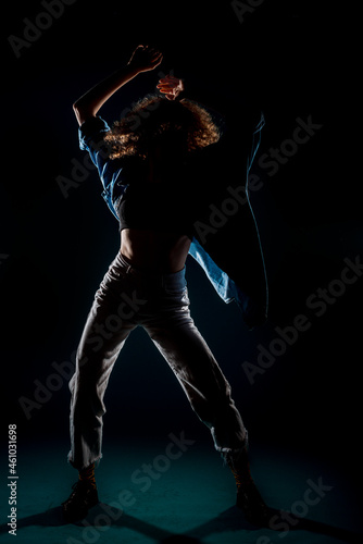 Choreographic dance jumping routine © qunica.com