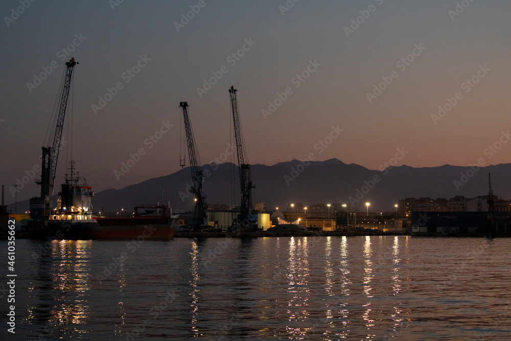 Puerto comercial de Málaga al atardecer