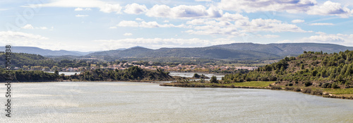 Fototapeta Naklejka Na Ścianę i Meble -  Panorama de l'étang du Doul à Peyriac de Mer