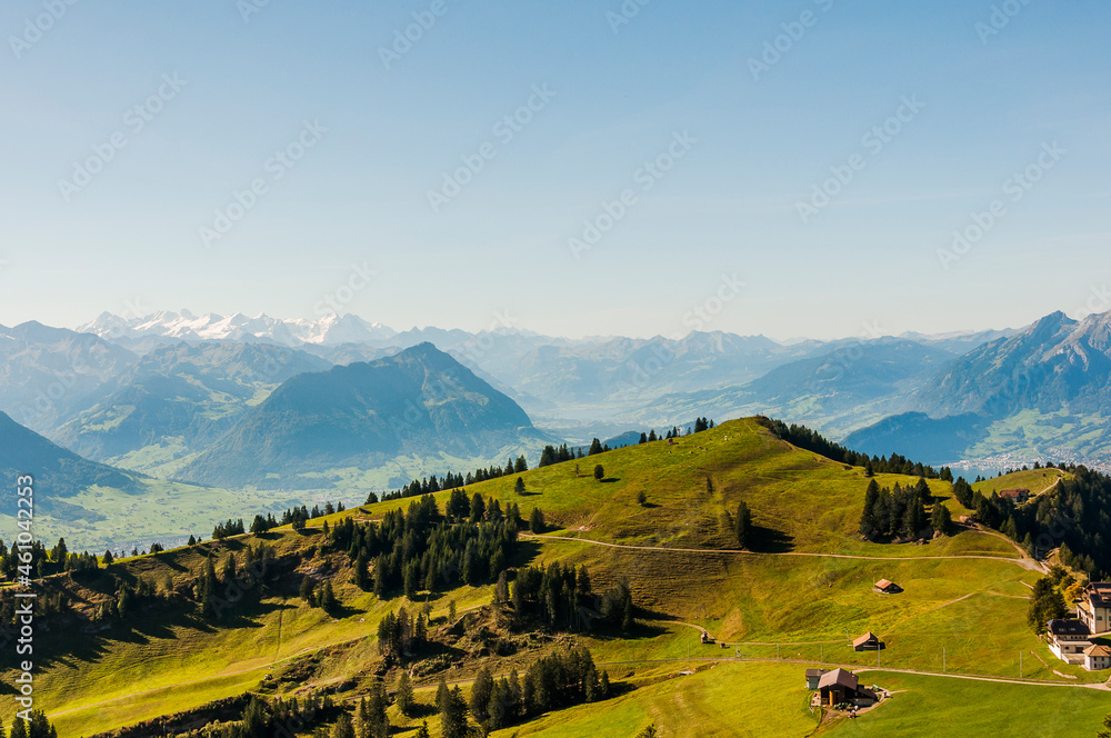 Obraz premium Rigi, Rigi Kulm, Vierwaldstättersee, Aussicht, Stanserhorn, Buochserhorn, Berner Alpen, Eiger, Mönch, Jungfrau, Berner Oberland, Wanderweg, Sommer, Schweiz