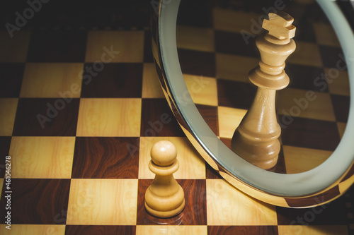 Obraz na plátne Pawn who sees himself king in the mirror