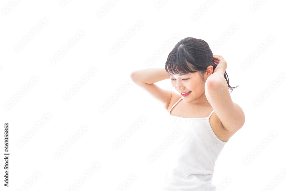ヘアケアをする若い女性