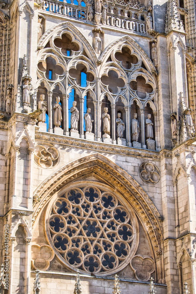 Rosetón cisterciense con tracería de estrella de seis puntas o sello de Salomón y galería con estatuas de los ocho primeros reyes de Castilla en la catedral gótica de Burgos, España