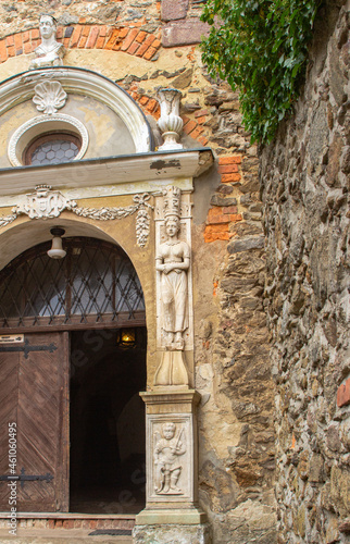 Zamek Grodno, piękny portal