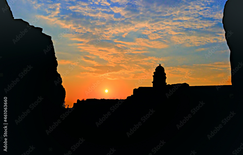 Obraz premium Beautiful Sunset behind Badami fort in Karnataka, India