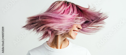 Foto Positive and funny plus size model with white blank t-shirt and pink hear, empty grunge wall background