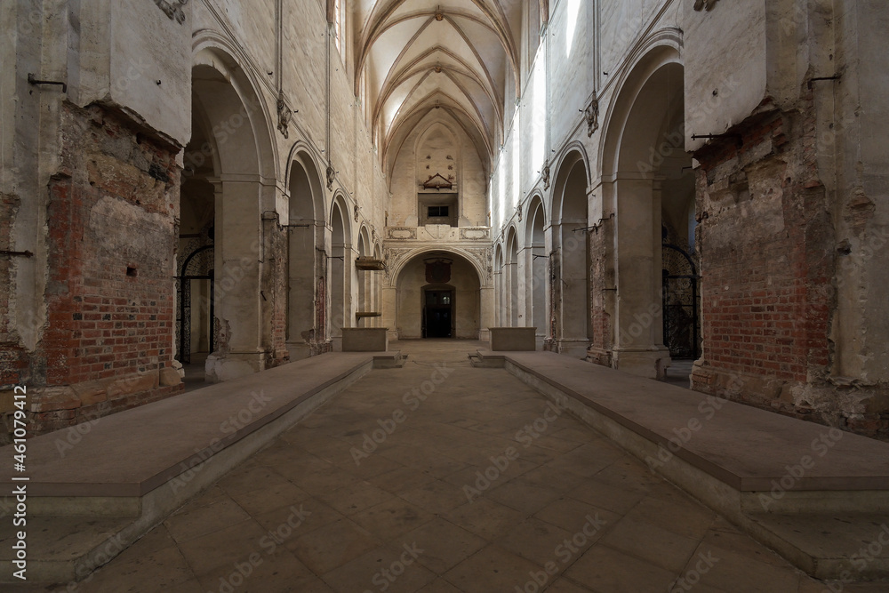 Lubiąż - wnętrze zrujnowanego kościoła klasztornego