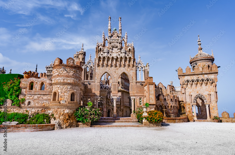 Pequeño castillo de piedra monumento a Colón un día soleado con cielo azul. Desde Málaga, Andalucía, España.