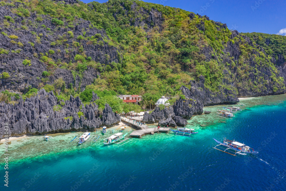 Φωτογραφία Beautiful coral reef, boats and a clear ocean on Matinloc Island, Bacuit Archipelago, El Nido, Palawan, Philippines