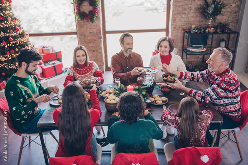 Photo portrait senior generation celebrating christmas with little childrean sitting at festive table