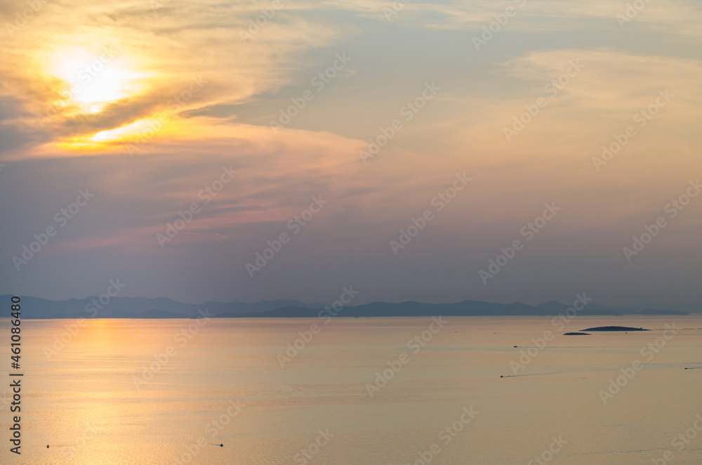 Sonnenuntergang an der Mittelmeerküste in Kroatien Sonnenuntergang an der Mittelmeerküste in Kroatien