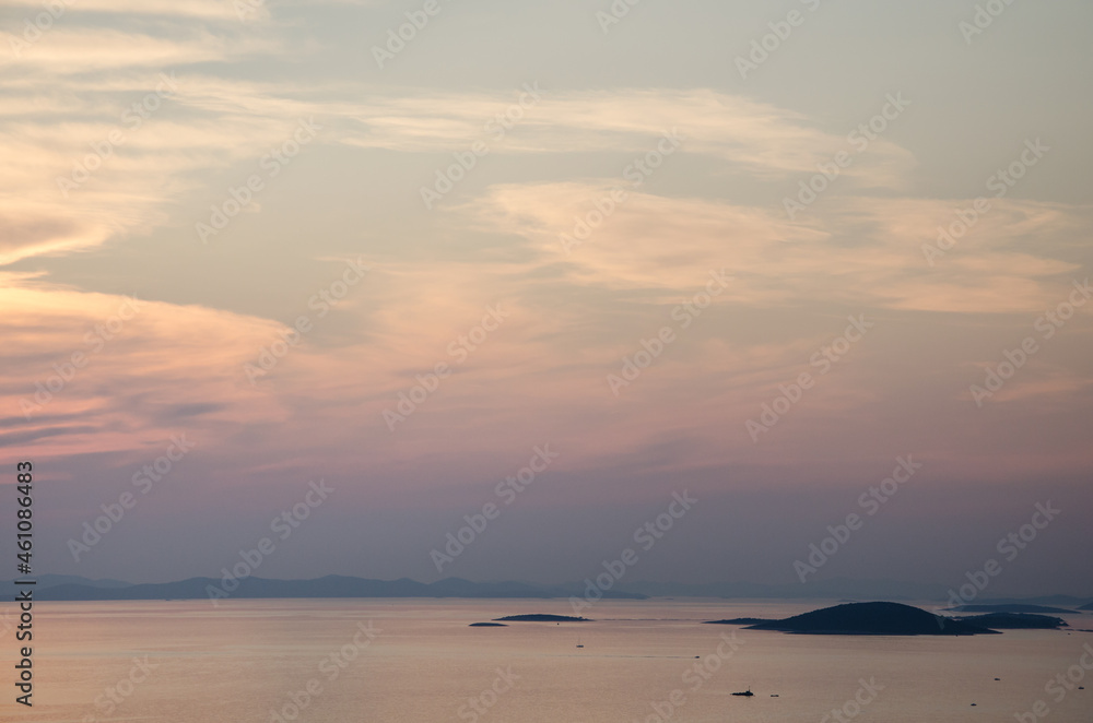 Sonnenuntergang an der Mittelmeerküste in Kroatien