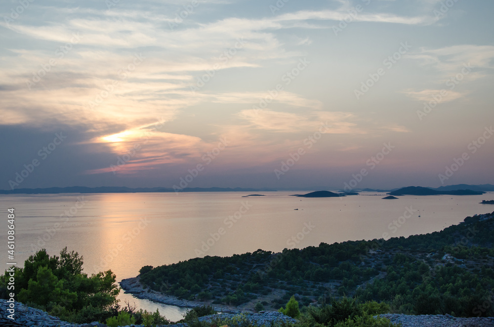 Sonnenuntergang an der Mittelmeerküste in Kroatien Sonnenuntergang an der Mittelmeerküste in Kroatien