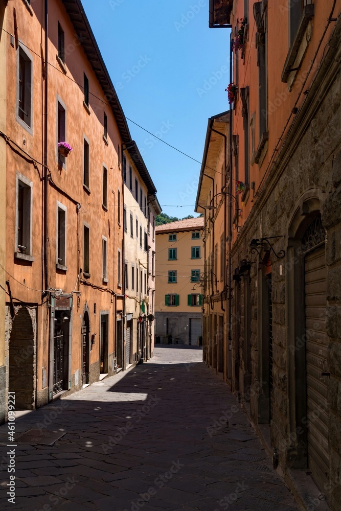 Gasse in der Altstadt von Castelnuovo di Garfagnana in der Toskana in Italien