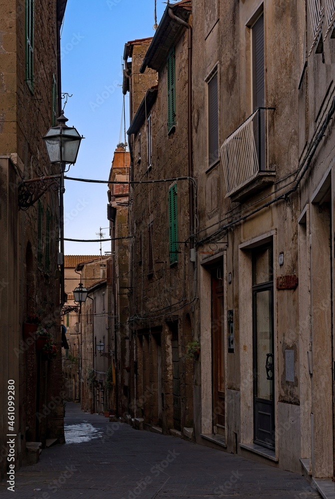 Gasse in der Altstadt von Pitigliano in der Toskana in Italien